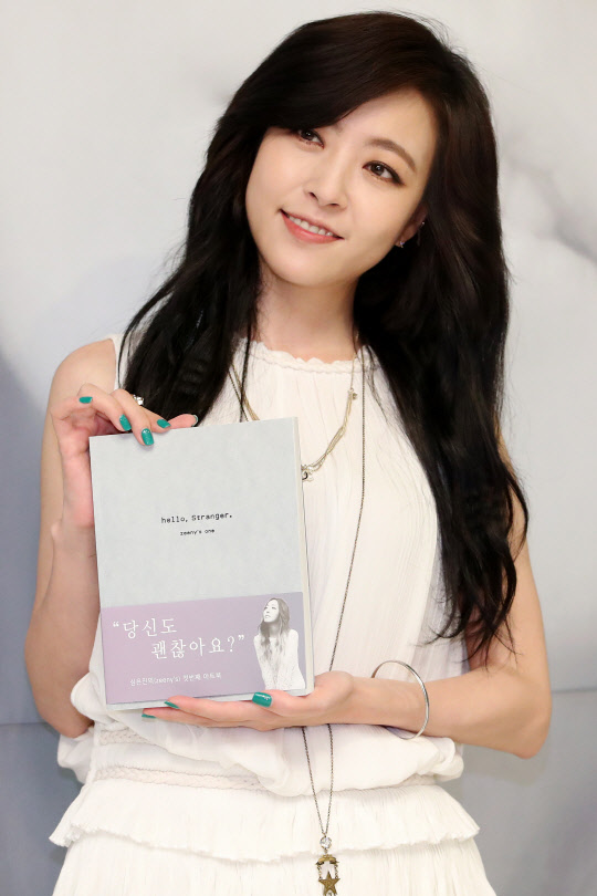 포토에세이 작가로 돌아온 심은진      (서울=연합뉴스) 진연수 기자 = 가수 겸 배우 심은진이 12일 오후 서울 서초구 부띠끄모나코에서 열린 첫 번째 포토에세이 아트북 '헬로, 스트레인저(hello, Stranger)' 출판기념 기자간담회에서 포즈를 취하고 있다. 2017.7.12       jin90@yna.co.kr  (끝)